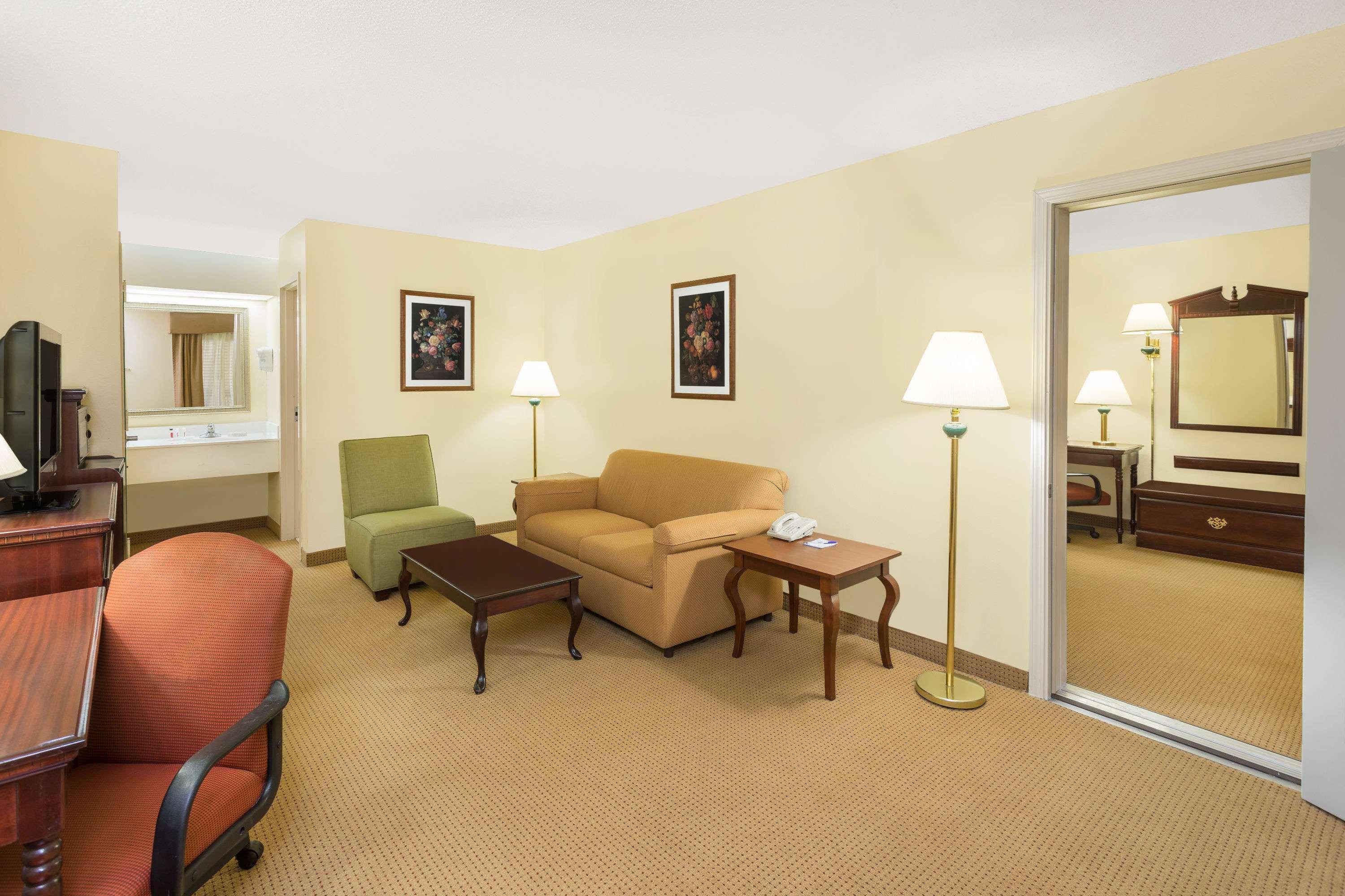 Baymont By Wyndham Griffin Hotel Kültér fotó